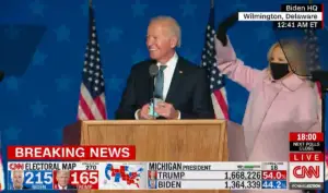 Der wohl künftige neue US-Präsident Joe Biden vor einem tag bei einem Auftritt mit seiner Frau Jill in Delaware. - Foto: gik
