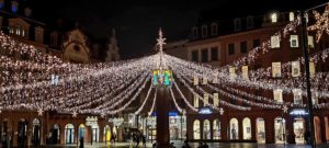 Der Lichterhimmel strahlt über dem Mainzer Markt - allein: Der Weihnachtsmarkt fehlt. - Foto: C. Schnarr