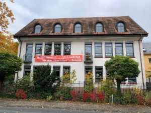 Die Martinusschule in Gonsenheim mit Unterstützerplakat. - Foto: Zukunftswerkstatt