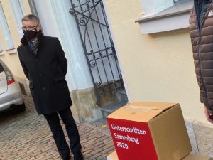 Die Schulgemeinschaft hatte mit Protestaktionen und Unterschriften bei Bischof Peter Kohlgraf gegen die Abgabe der Trägerschaft durch das Bistum Mainz protestiert. - Foto: privat