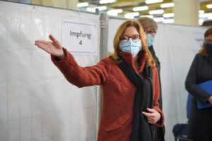 Da geht's zur Impfung, zeigt Ministerin Sabine Bätzing-Lichtenthäler (SPD). - Foto: Dinges/MSAGD