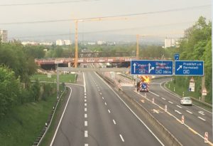 Leere Autobahnen gibt's am Sonntag auf der A66 und weiteren Nebenstrecken - das hier ist die A63 bei Mainz im Corona-Lockdown.. - Foto: gik