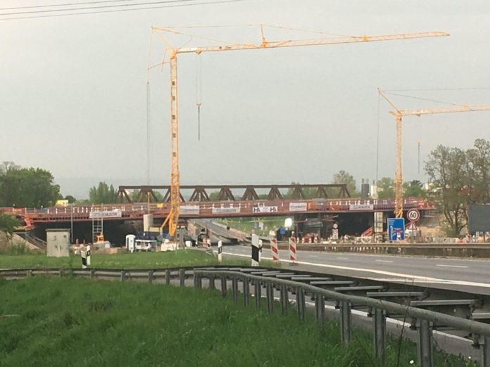 Verkehrschaos rund um Mainz: Gonsbachtalbrücke der A60 bei Mainz-Finthen wegen Baumängeln halb gesperrt
