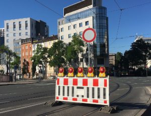 Stadt Abbiegen nach links künftig freie Fahrt geradeaus für die Straßenbahn auf der Alicenbrücke. - Foto: gik