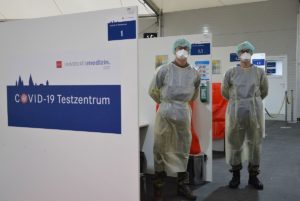 Bereit stehen zum Testen: Bundeswehrsoldaten stellen derzeit das Personal im neuen Mainzer Testzentrum. - Foto: gik