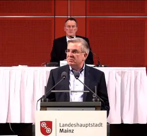 CDU-Stadtrat Hannsgeorg Schönig am Rednerpult im Mainzer Stadtrat. - Screenshot: gik