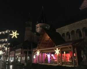 Die große Weihnachtskrippe zu Füßen des Mainzer Doms. - Foto: gik