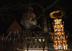 Mainzer Dom mit Weihnachtspyramide - wenn auch ohne Weihnachtsmarkt. - Foto: gik