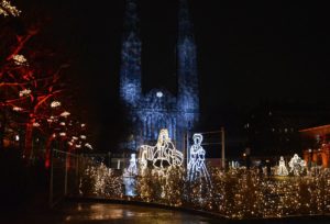 Lichtinstallation auf dem Luisenplatz in Wiesbaden: Adlige, strahlender Bäume und Schneeflocken auf der Kirche. - Foto: gik