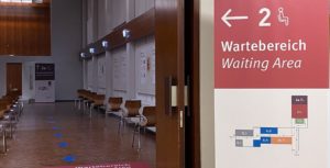 Noch stehen die eingerichteten Impfzentren wie hier in Mainz leer, die Impfungen laufen nur langsam an. - Foto: Stadt Mainz
