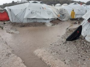 Nicht menschenwürdig: Lebensbedingungen im Dezember 2020 im Flüchtlingslager Kara Tepe auf Lesbos. - Foto: Asadi