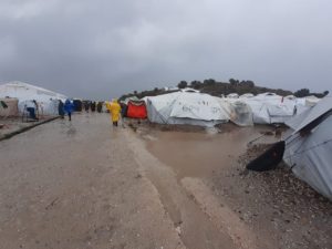 Und so sieht Kara Tepe im Dezember 2020 aktuell aus: Wasser, Schlamm, offene Zelte, kein Strom, keine Infrastruktur. - Foto: Asadi 