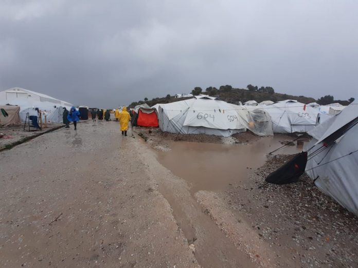 Kein Weihnachten für Moria: Weihnachtsappell erinnert an Grauen auf Lesbos – Malteser spenden Shuttlebus