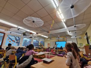 Schulbetrieb ohne Abstand ist noch immer an deutschen Schulen Normalität - trotz Corona. In diesem Klassenzimmer hängt eine Lüftungsanlage, entworfen vom MPI Chemie in Mainz. - Foto: MPIC