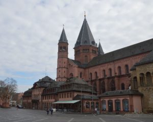 Der Mainzer Dom im ersten Corona-Lockdown im Frühjahr. - Foto: gik