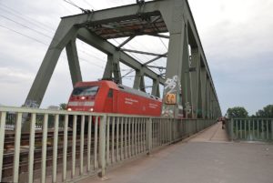 Radweg auf der Mainzer Kaiserbrücke: Eng und in schlechtem Zustand, vor allem die Treppenaufgänge sind ein Problem. - Foto: gik