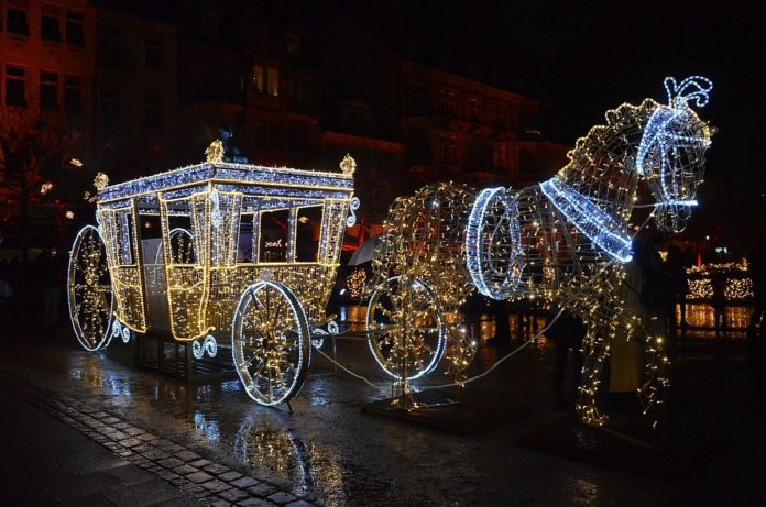 Zauberhafter Weihnachtsglanz in Wiesbaden: Lichtinstallation mit Adligen und leuchtender Kutsche auf dem Luisenplatz