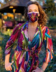 Modeschöpferin Anja Gockel mit Maske und Mode in ihrem typischen Stil. - Foto: Anja Gockel