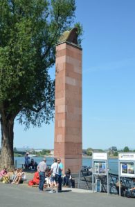 Denkmal für den kaiserlichen Kreuzer SMS Mainz am Rheinufer. - Foto: gik