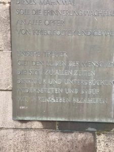 Gedenktafel mit dem Zusatz "an alle Opfer von Krieg, Folter und Gewalt" am Gonsenheimer Kriegerdenkmal. - Foto: privat