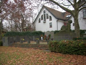 Ensemble des Gonsenheimer Kriegerdenkmals Nähe Juxplatz. Foto: Nixnubix via Wikipedia