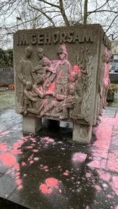 Stein des Anstoßes: das Kriegerdenkmal in Mainz-Gonsenheim mit der Aufschrift "Im Gehorsam". - Foto: Flegel 