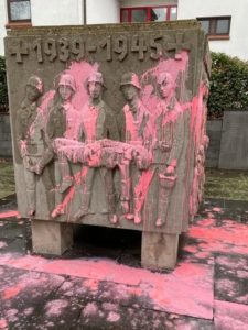 Das mit Farbe beschmierte Kriegerdenkmal in Mainz-Gonsenheim. - Foto: Flegel