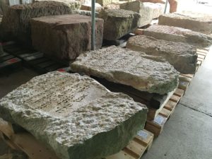 Fünf der jüdischen Grabsteine aus dem Mittelalter, gefunden bei Bauarbeiten in Mainz, der vorderste ist der Grabstein für den Herrn Mordechai, daneben die Stele der Frau Brunlin. - Foto: gik