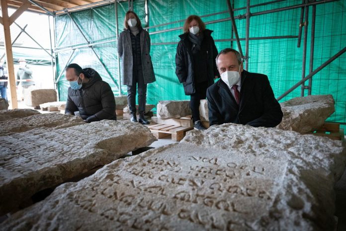 18 jüdische Grabsteine aus dem Mittelalter in Mainzer Altstadt gefunden: Zeugen der Schum-Städte
