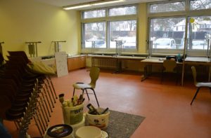 Leerer Klassenraum in der ehemaligen FH in Mainz-Gonsenheim: Schulen und Unis bleiben derzeit geschlossen. - Foto: gik