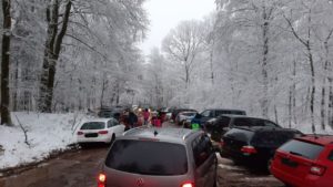 So überfüllt wie hier der Parkplatz Bittereiche waren viele Plätze vergangenes Wochenende: Ausflügler suchten den Schnee. - Foto: Naturpark Rhein-Taunus