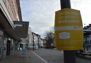 Leerer Mainzer Schillerplatz mit Plakat Maskenpflicht. - Foto: gik
