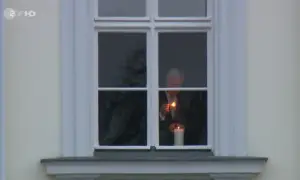 Ein Licht im Fenster: Bundespräsident Steinmeier zündet eine Kerze im Schloss Bellevue an. Video: ZDF, Screenshot: gik