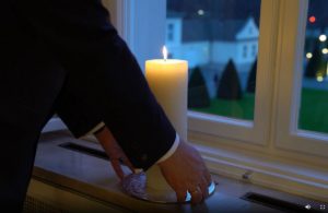 Eine Kerze im Fenster zum Gedenken Aktion von Bundespräsident Frank Walter Steinmeier im Januar 2021. - Screenshot: gik