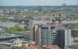 Blick auf das Mainzer Regierungsviertel mit Bildungsministerium (vorne rechts). - Foto: gik