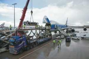 Ein Airbus am Frankfurter Flughafen wird mit Fracht beladen. - Foto: Fraport