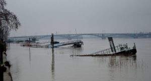 Parallel zu Schnee und Eis versanken die Rheinufer auch noch in rekordverdächtigen Hochwasserfluten, die im Sommer noch einmal wiederkamen. - Foto: gik