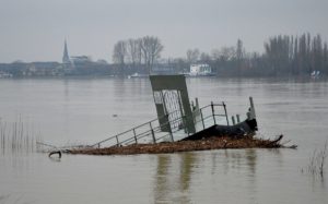 Trotz Hochsommer steigen die Pegel am Rhein derzeit wieder stark an, hier ein Foto vom Hochwasser im Februar 2021. - Foto: gik