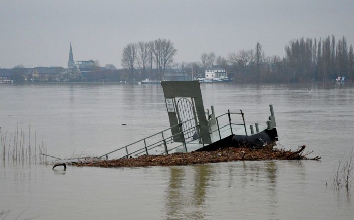 Regenfluten sorgen für Sommerhochwasser – Lebensgefahr bei Bootsfahren oder Stand-Up-Paddeln bei Hochwasser