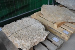 Jüdische Grabsteine der Adolheit (links) und für drei ermordete Juden aus dem Jahr 1192 (rechts). - Foto: gik