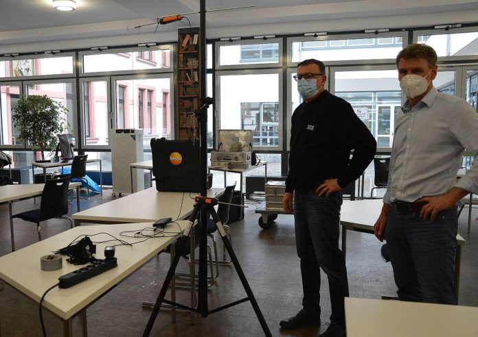 Wie gut sind mobile Luftreiniger für die Raumluft? – Firma erprobt Anlagen im Mainzer Willigis-Gymnasium