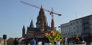 Mahnwache der DEHOGA in Mainz: Dreyer stellt Öffnung der Außengastronomie in Aussicht