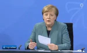 Merkels Zettel: Bundeskanzlerin Angela Merkel (CDU) trägt die Ergebnisse des Impfgipfels vor. - Screenshot: gik