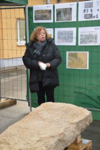 Landesarchäologin Marion Witteyer bei der Präsentation der jüdischen Grabsteine mit einem Exemplar - es ist der Stein der Zippora. - Foto: gik- Foto: gik