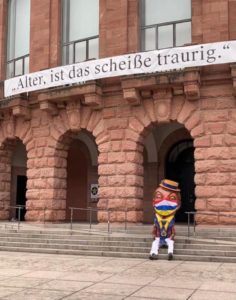 Einsamer Schwellkopp an Fastnacht vor dem geschlossenen Staatstheater. - Foto: privat