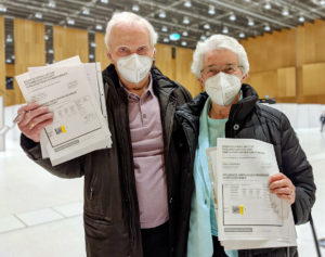 Glücklich geimpte Senioren im Wiesbadener Impfzentrum. - Foto: Stadt Wiesbaden