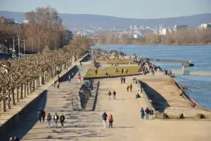Menschengedränge am Mainzer Rheinufer Ende Februar 2021 - an Tagen zuvor war dort noch deutlich mehr los. - Foto: gik