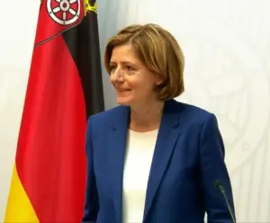 Ministerpräsidentin Malu Dreyer (SPD) auf ihrer Presskonferenz nach dem jüngsten Impfgipfel von Bund und Ländern. - Foto: gik