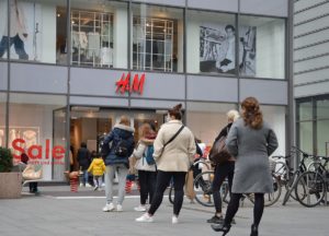 Lange Schlangen vor dem H&M am Mainzer Einkaufszentrum Brand an Tag eins der Landeöffnung im März 2021. - Foto: gik
