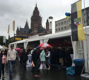 Der Tag der Deutschen Einheit 2017 in Mainz: Die Ländermeile auf der Ludwigsstraße. - Foto: gik